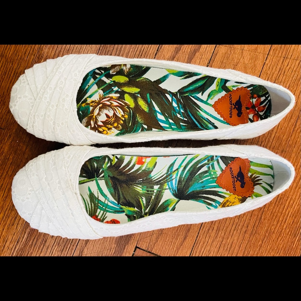 Cute and comfy White lace Rocket Dogs women’s 8.5